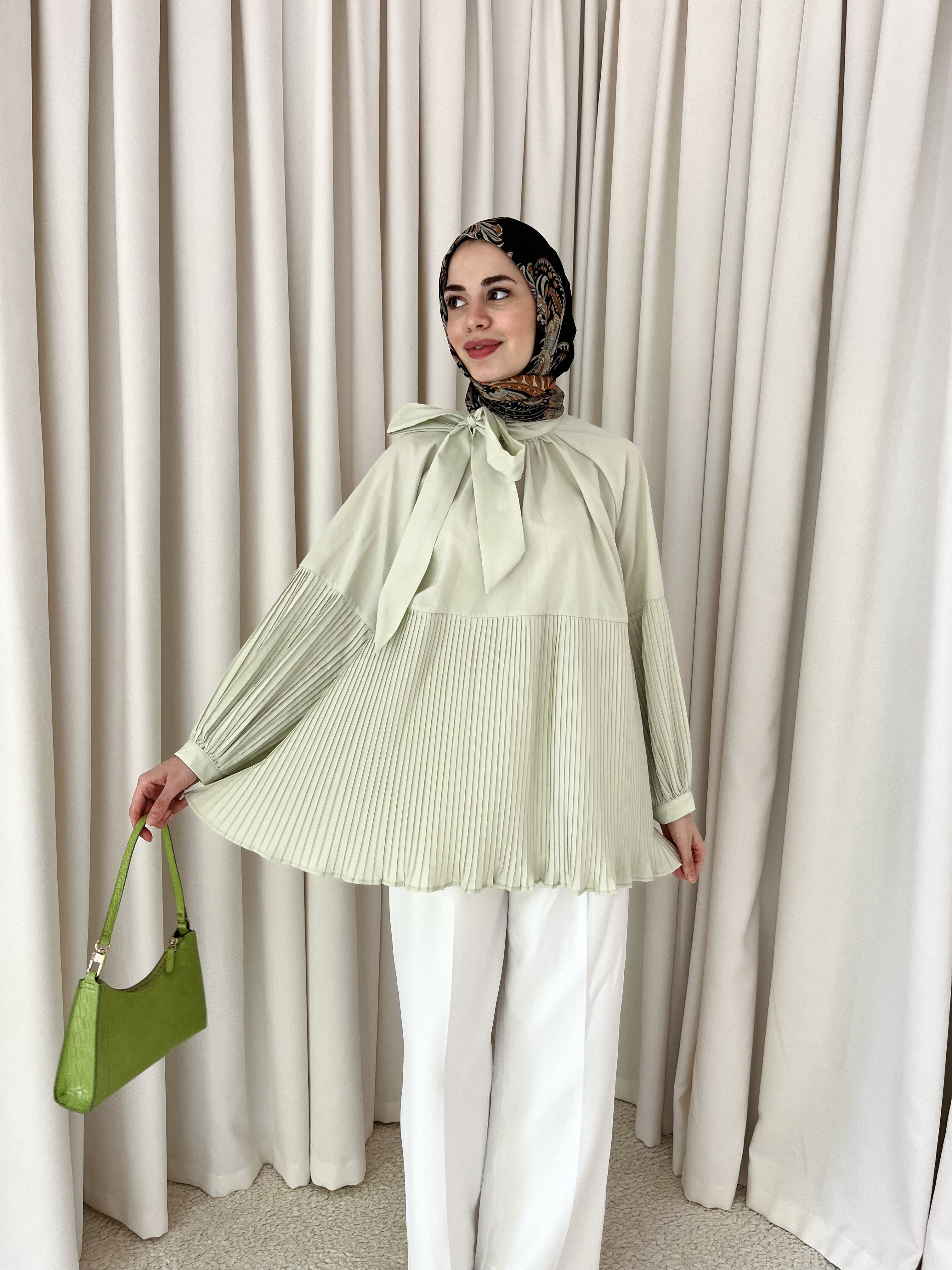 Pile Detaylı Fiyonk Bluz